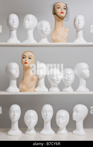 Mannequins Büsten in Regalen Stockfoto