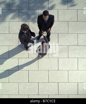 Drei Geschäftsleute Händeschütteln Stockfoto