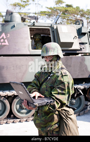 Taiwanesischen Soldaten arbeiten am Laptop taktische Computersystem neben M109A2 Haubitze, 58. Artillerie Befehl, Taichung, Taiwan Stockfoto