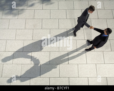 Zwei Geschäftsleute Händeschütteln Stockfoto