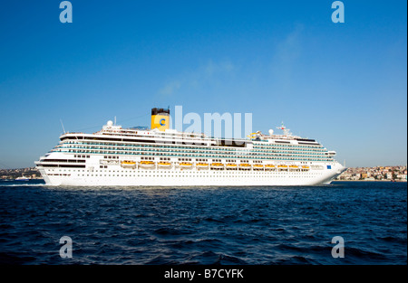 Kreuzfahrtschiff verlassen Istanbul, Türkei Stockfoto