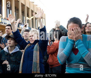 Ein emotionales Publikum feiert die Amtseinführung von Barack Obama an der University of California in Berkeley Campus. Stockfoto