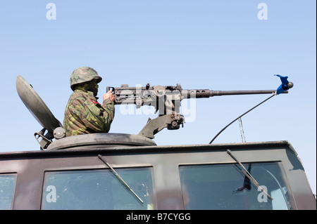 Nahaufnahme von A Taiwanese Soldat mit dem Ziel A M2 Maschinengewehr auf A CM-24 gepanzerte Träger während Krieg Übungen, Taichung, Taiwan Stockfoto