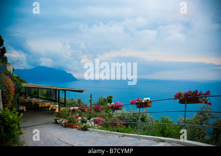 Blick auf Terrasse mit Blick auf das Meer Stockfoto