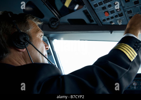 Ein Pilot im Cockpit ein Passagierflugzeug Stockfoto