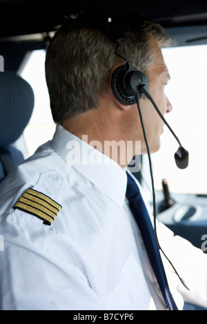 Ein Pilot im Cockpit ein Passagierflugzeug Stockfoto