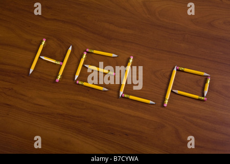 Bleistifte auf einem Tisch angeordnet, um Hilfe zu buchstabieren Stockfoto