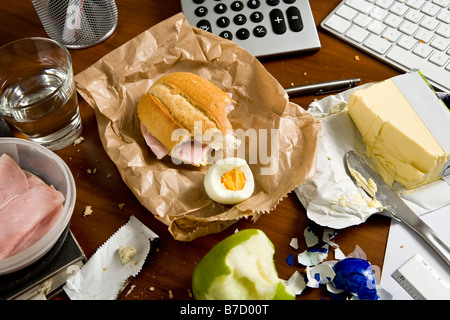 Ein Schreibtisch mit Nahrungsmitteln überladen Stockfoto