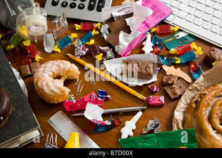 Ein Schreibtisch, vollgestopft mit Süßigkeiten und Bonbons Stockfoto