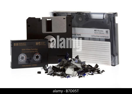 Haufen von alten Stil gemischt Magnetträger Bandkassette Dds DAT-Bänder und floppy-disk auf einem weißen Hintergrund mit zerfetzten Medien Stockfoto