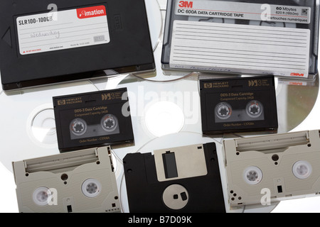 Haufen von alten Stil gemischt Magnetträger Bandkassette Dds DAT-Bänder Cds und Disketten Stockfoto