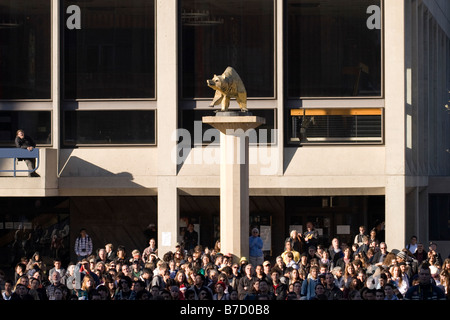 Der erste beobachtete Masse vor Zellerbach Hall Cal Bear Statue an der University of California in Berkeley. Stockfoto