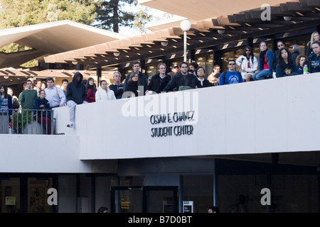 Scharen von Studenten, Dozenten und Gemeinschaft sehen Obama Inauguration auf einem Großbildschirm, University of California in Berkeley. Stockfoto