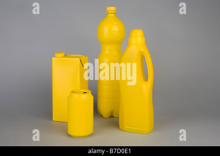 Eine Milchtüte, Getränkedose, Flasche Wasser und Wäsche Waschmittel Flasche gelb lackiert Stockfoto