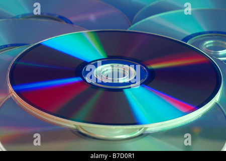 Sitzen auf einem Haufen von alten CDs DVD Stockfoto
