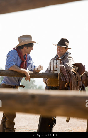 Zwei Rancher sprechen neben einem Zaun Stockfoto