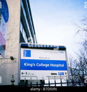 Kings College Hospital Schild mit Kopierraum vor dem Gebäude in Camberwell London England Großbritannien KATHY DEWITT Stockfoto