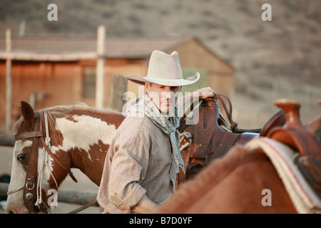 Ein Cowboy auf einer Ranch mit Pferden arbeiten Stockfoto