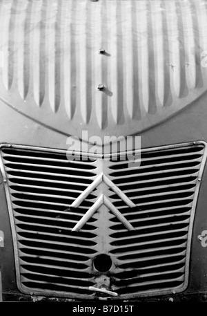 Grill und Motorhaube eines Oldtimers Citroen 2CV. Stockfoto