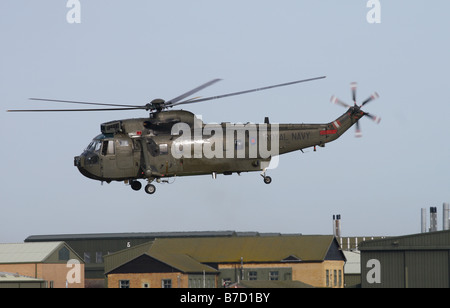 British Royal Navy Westland Sea King HC4 Troop Transport Hubschrauber fliegen auf niedrigem Niveau, Januar 2009 Stockfoto