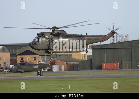 British Royal Navy Westland Sea King HC4 Troop Transport Hubschrauber abheben RNAS Yeovilton Somerset im Januar 2009 Stockfoto