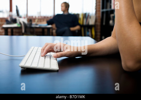 Eine Frauenhand eingeben Stockfoto