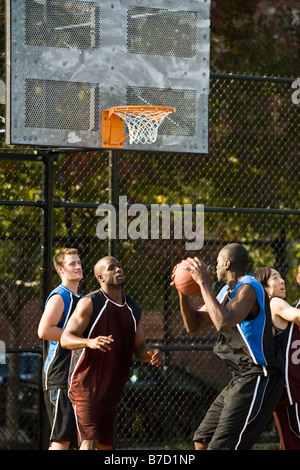 Vier Männer Basketball spielen Stockfoto
