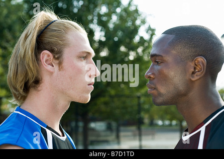 Zwei Basketball-Spieler von Angesicht zu Angesicht Stockfoto