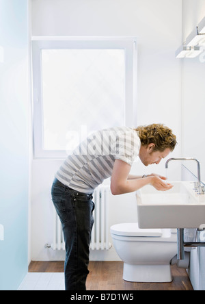 Mann sein Gesicht waschen Stockfoto