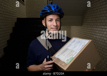 Ein Fahrradkurier liefern eine Paket Stockfoto