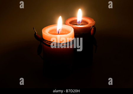 Rote Kerzen auf einem dunklen Hintergrund Stockfoto