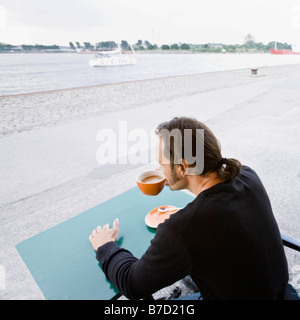 Mann sitzt in einem Café Kaffee trinken Stockfoto