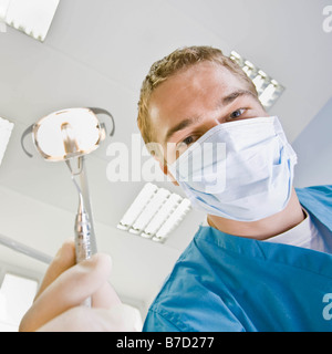 Männliche Zahnarzt mit Dentalwerkzeuge Stockfoto