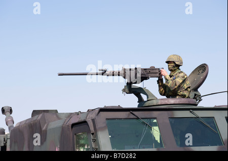 Nahaufnahme von A Taiwanese Soldat mit dem Ziel A M2 Maschinengewehr auf A CM-24 gepanzerte Träger während Krieg Übungen, Taichung, Taiwan Stockfoto