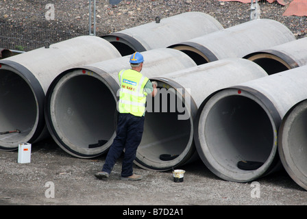 Neue Abwasserleitungen wird Pepared für den Einbau auf der Baustelle London Olympic Stadium Stockfoto