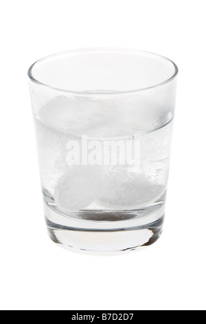süβen Paracetamol oder Aspirin Kopfschmerztabletten auflösen in ein kleines Glas Wasser auf einem weißen Hintergrund Stockfoto