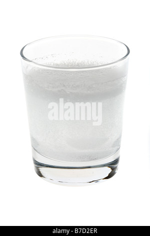 süβen Paracetamol oder Aspirin Kopfschmerztabletten auflösen in ein kleines Glas Wasser auf einem weißen Hintergrund Stockfoto