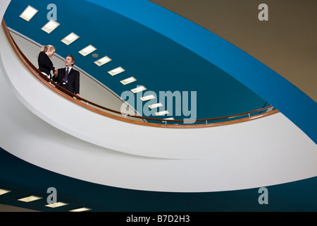 Zwei Geschäftsleute stehen auf dem Balkon und Händeschütteln Stockfoto