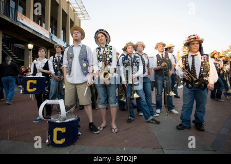 Die Cal-Stroh-Hutband wartet auf die Obama-Auftaktveranstaltung 2009 an der University of California in Berkeley. Stockfoto