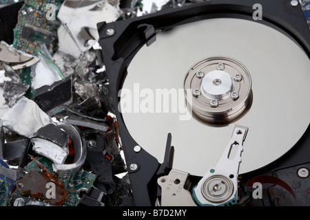 Öffnen Sie die Festplatte Ihres Computers sitzt auf einem Stapel von zerkleinerten Computer Festplatte material Stockfoto