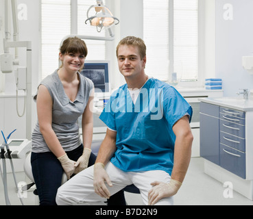 Porträt eines Zahnarztes mit Assistent Stockfoto