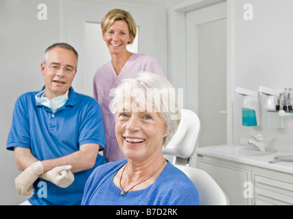 Porträt-Zahnarzt-Assistenten und Patienten Stockfoto