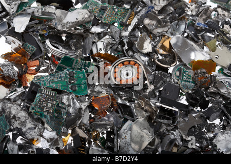 Haufen von zerkleinerten Computer Festplatte material Stockfoto