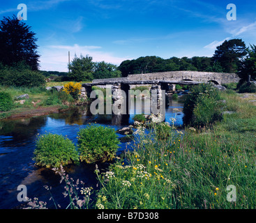 Die alte Klappbrücke über den East Dart River bei Postbridge im Dartmoor National Park, Devon, England. Stockfoto