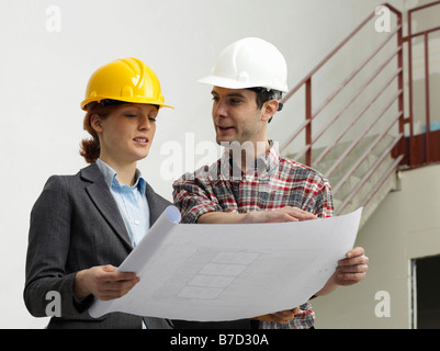 Ein Architekt mit einem Bauarbeiter auf einer Baustelle zu sprechen Stockfoto