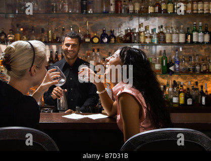 Männlicher Barkeeper im Gespräch mit Kunden Stockfoto