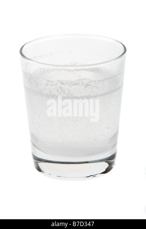 süβen Paracetamol oder Aspirin Kopfschmerztabletten aufgelöst in einem kleinen Glas Wasser auf einem weißen Hintergrund Stockfoto