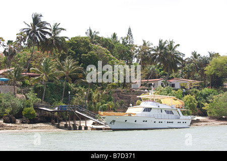 Luxus-Yacht ankern neben Strandhaus am Mtwapa Creek in der Nähe von The Moorings Nordküste Mombasa Kenia Stockfoto