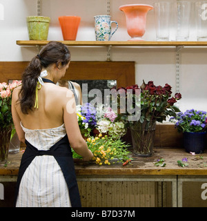 Weiblichen Angestellten in einem Blumenladen Stockfoto