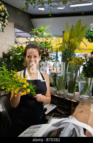 Weiblichen Angestellten in einem Blumenladen Stockfoto